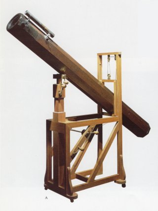 Herschel Reflecting Telescope: Uma noite, usando um telescópio refletor de seu próprio desenho, William Herschel descobriu um objeto se movendo através do céu. Ele primeiro pensou que o objeto era um cometa, mas mais tarde descobriu que era de fato um novo planeta que ele daria o nome de Georgium sidus ao Rei Jorge III; astrônomos dariam o nome de Urano ao planeta, 50 anos depois. Sem a alta qualidade que ele alcançou com seus telescópios, uma qualidade que superou de longe tudo o que havia sido alcançado antes, ele não teria sido capaz de descobrir Urano.